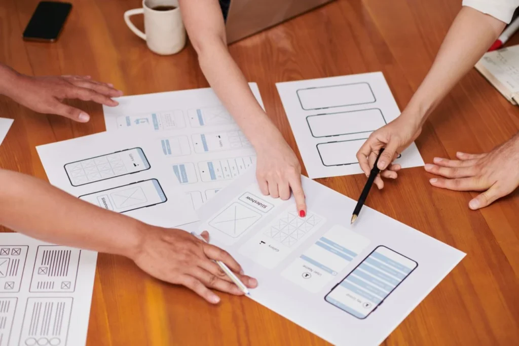 equipo de desarrollo diseñando aplicaciones móviles empresariales en Chile