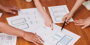 equipo de desarrollo diseñando aplicaciones móviles empresariales en Chile